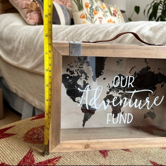 Salvadanaio Heaven Sends a forma di valigia in legno Teal 'Our Adventure Fund